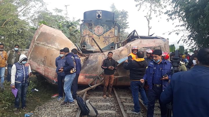 জয়পুরহাটে ট্রেনের ধাক্কায় বাসের ১২জন যাত্রী নিহত